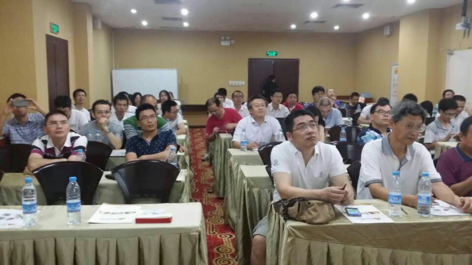 演讲精彩纷呈，听众聚精会神